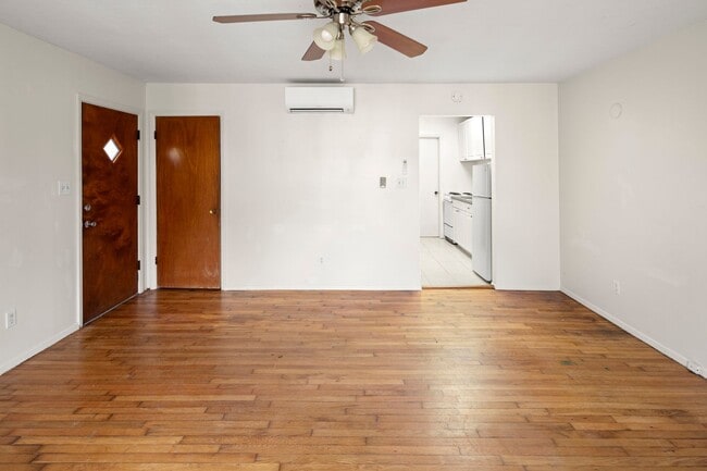 Building Photo - Duplex in Grove Park