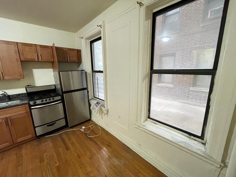 Building Photo - 142 W 238th St