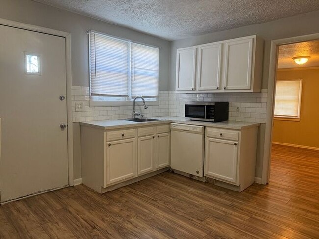 Building Photo - Cottage Style Home Super Close to Downtown!