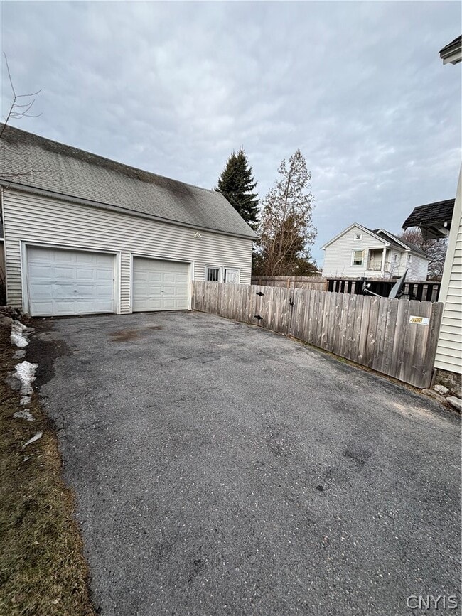 Building Photo - 1108 Salina St