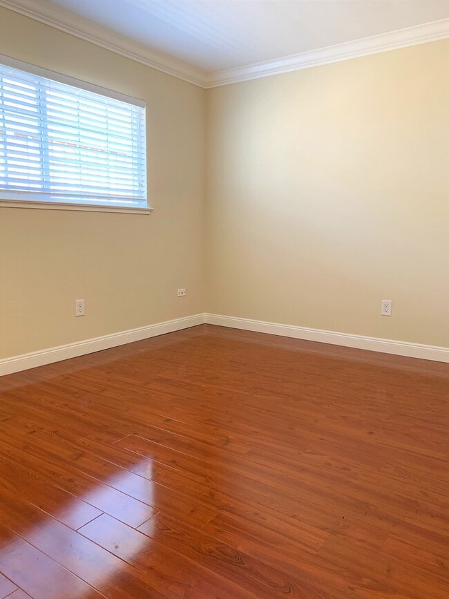 Building Photo - 3 Bedroom Home- Laminate Floors- Central A...