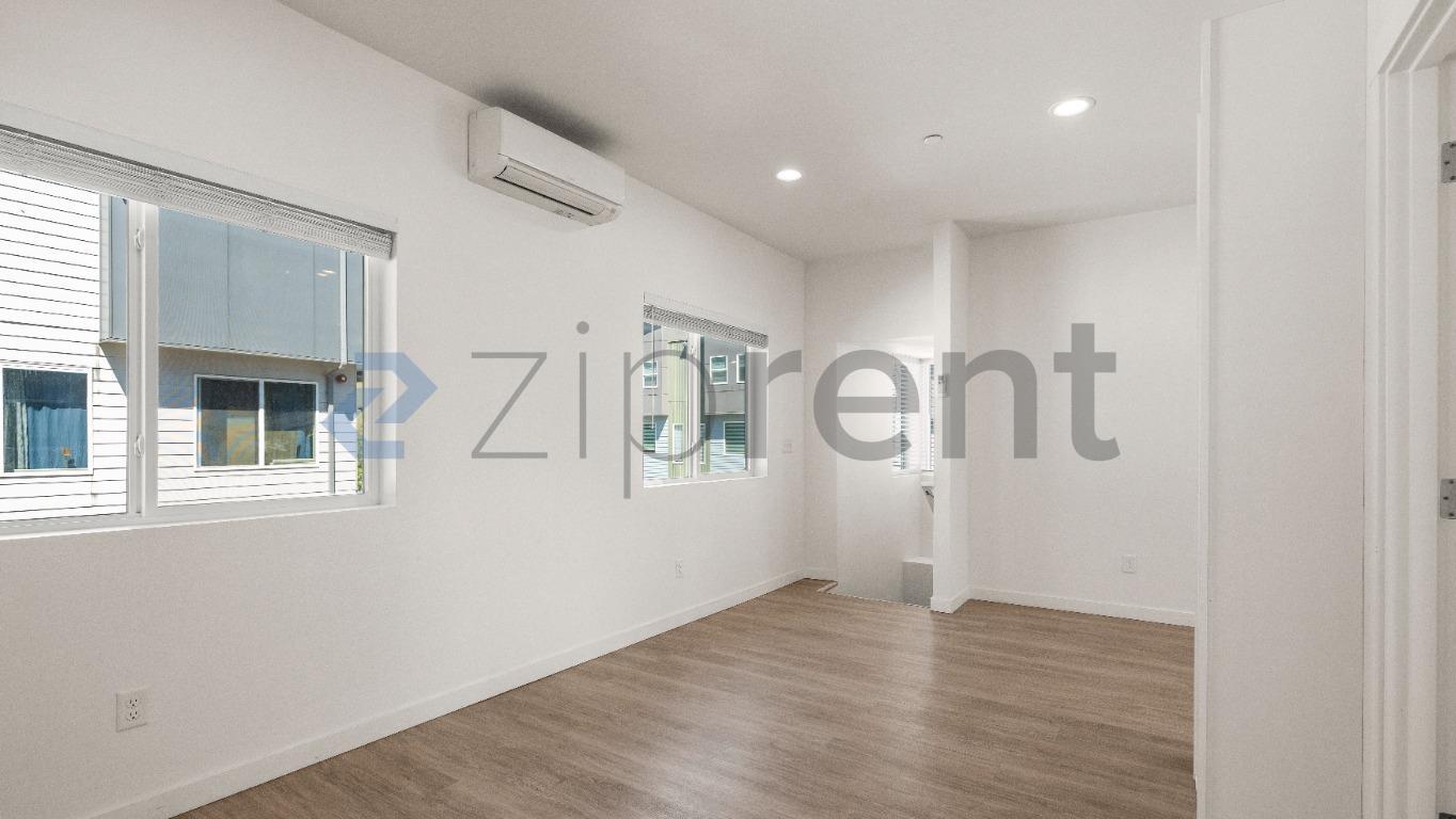 Building Photo - Unit C101