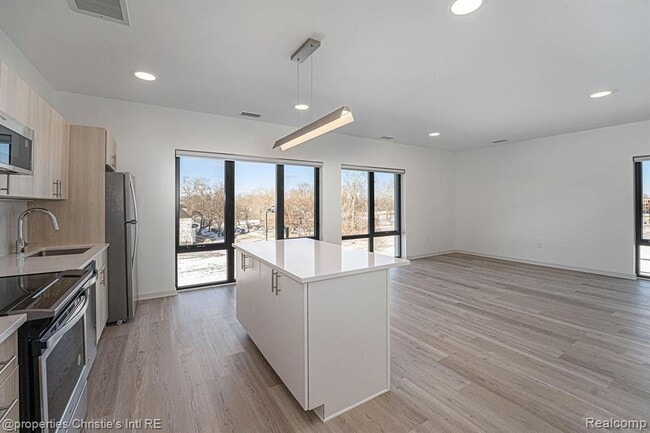 Building Photo - 7410 Kercheval Ave