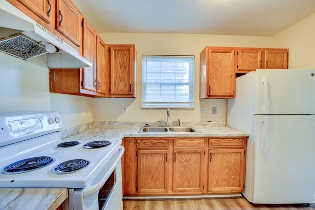 Building Photo - 3 Bedroom 1 Bathroom