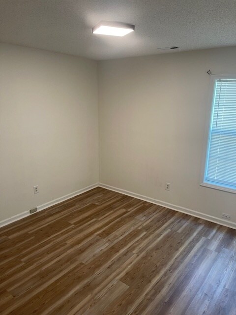 Building Photo - 137 Village Ct