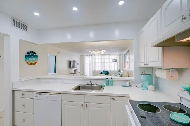 Building Photo - 3725 S Ocean Dr