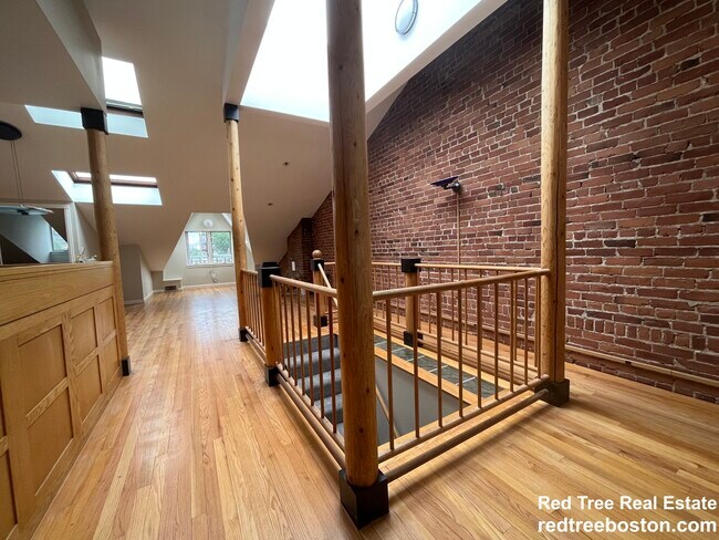 Building Photo - 1682 Beacon St