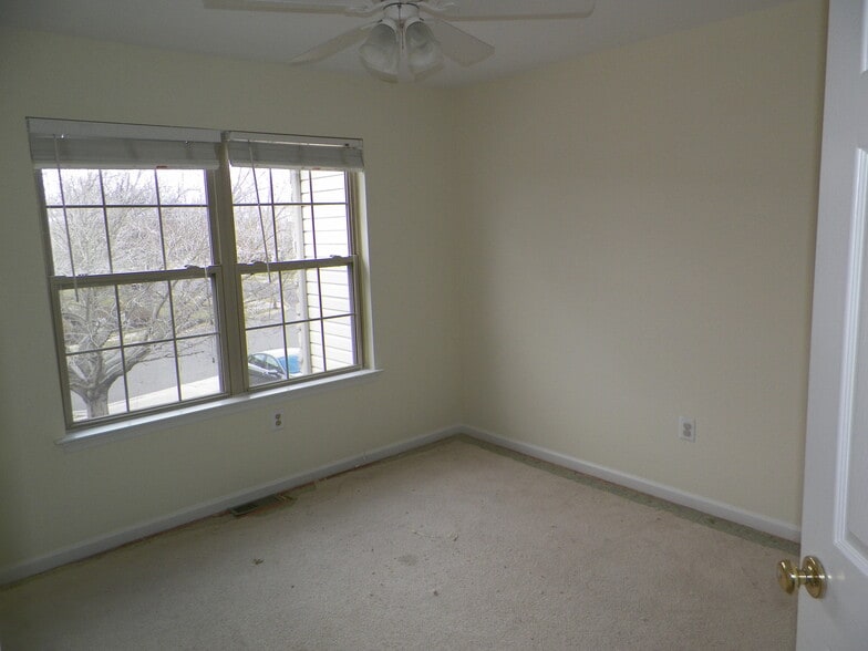 Building Photo - 5077 Rosewood Dr