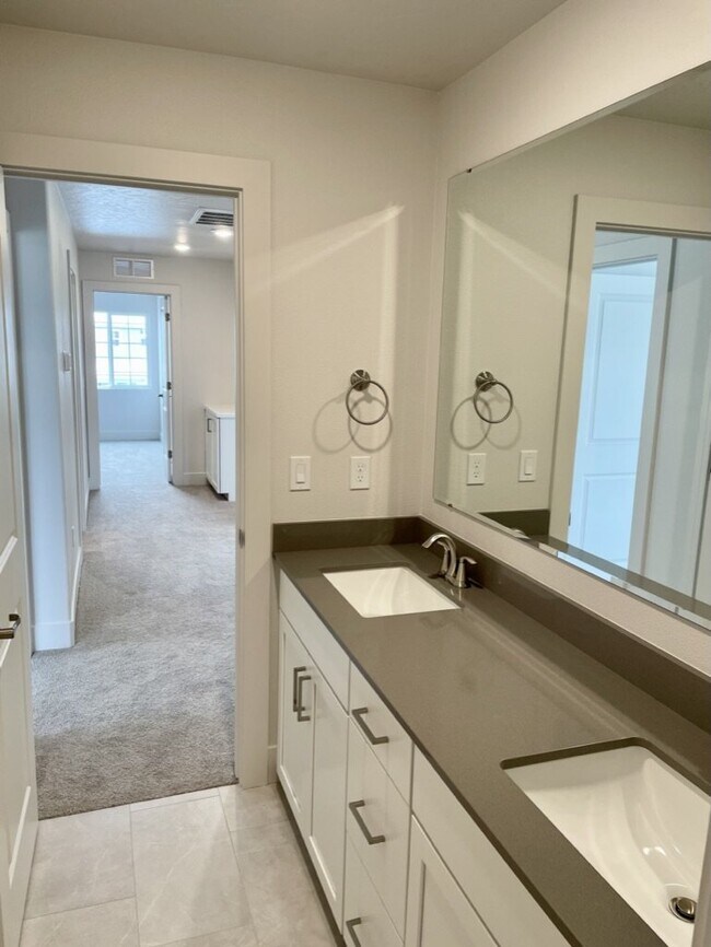 Building Photo - "Spacious 4-Bedroom Home on East Caldera Street with 2.5 Baths and 2,498 Sq Ft of Comfort in Meri...