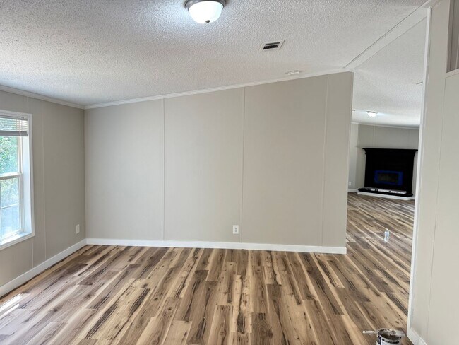 Building Photo - 4 BR 2 BA Newly Renovated $1850 !!