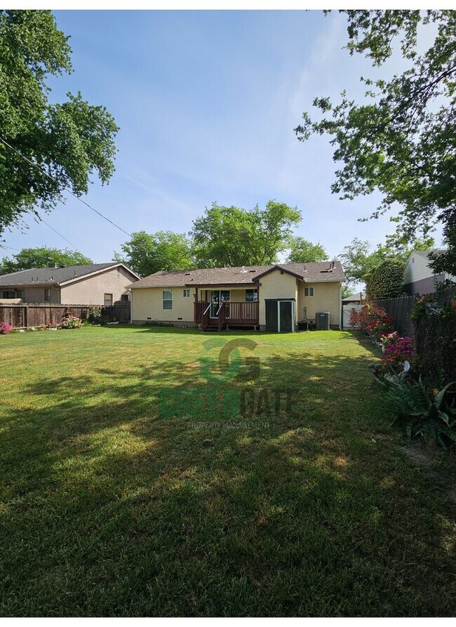 Building Photo - AVAILABLE NOW!! 3 Bedroom 2 Bath Home in Tracy!