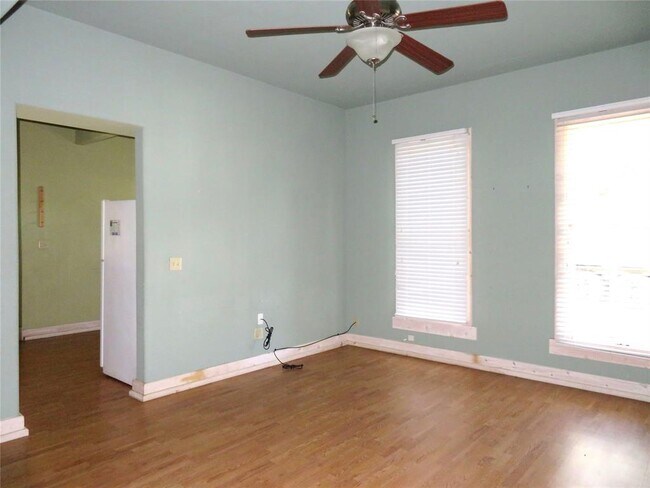 Building Photo - 302 S Washington St