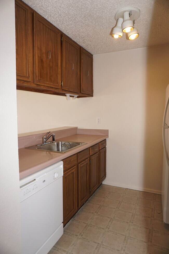 Building Photo - Spacious 2 Bedroom Condo