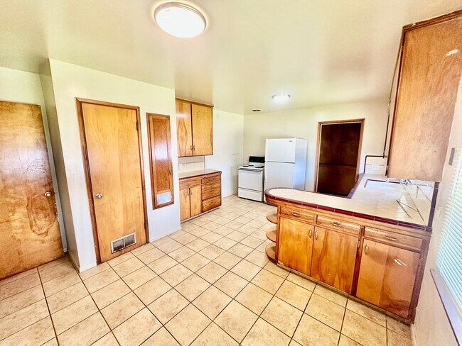 Building Photo - 3204-3208 E Normal Ave