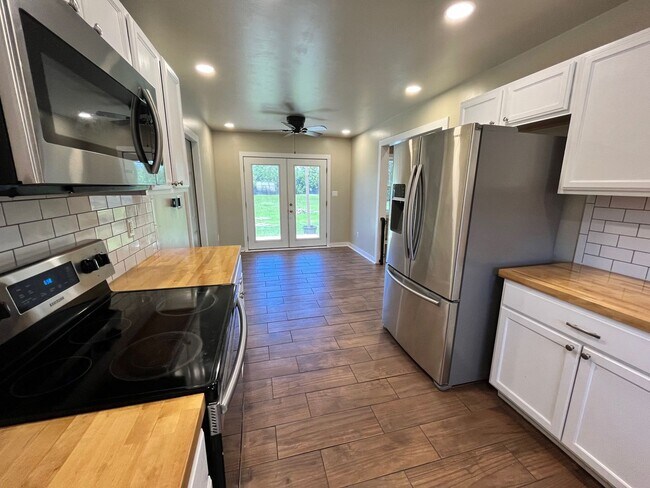 Building Photo - Great home avail in Hubert!  Mini split AC in garage perfect for personal gym!