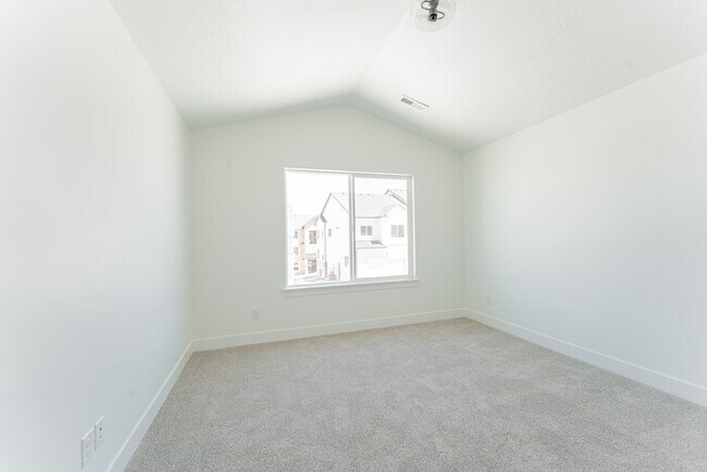 Building Photo - Townhouse in Saratoga Springs