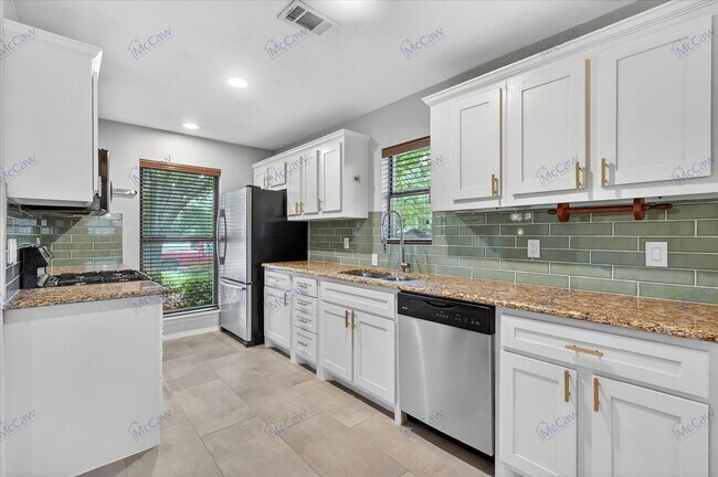 Building Photo - 3827 Clubway Ln