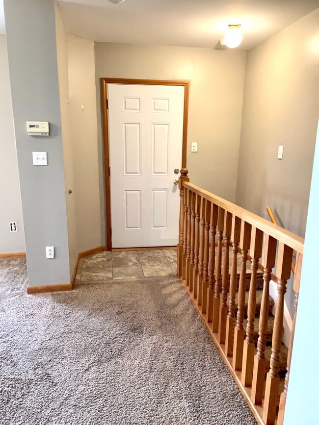 Building Photo - Spacious 3 bed/2 bath - walk to campus!
