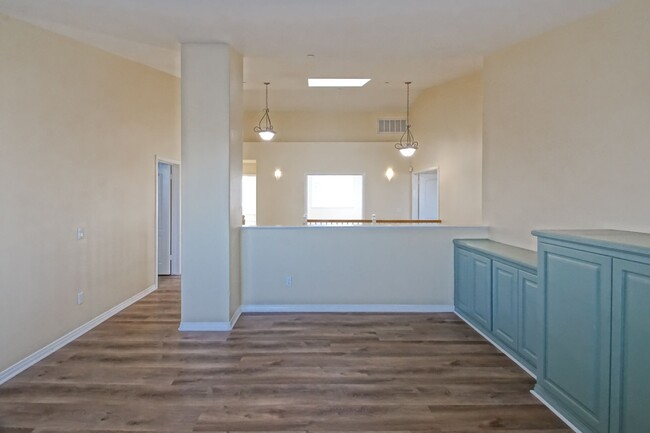 Building Photo - Just Renovated! Beautiful & Spacious, 6BD/...