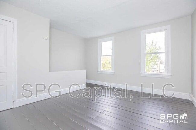 Building Photo - 653 W College Ave