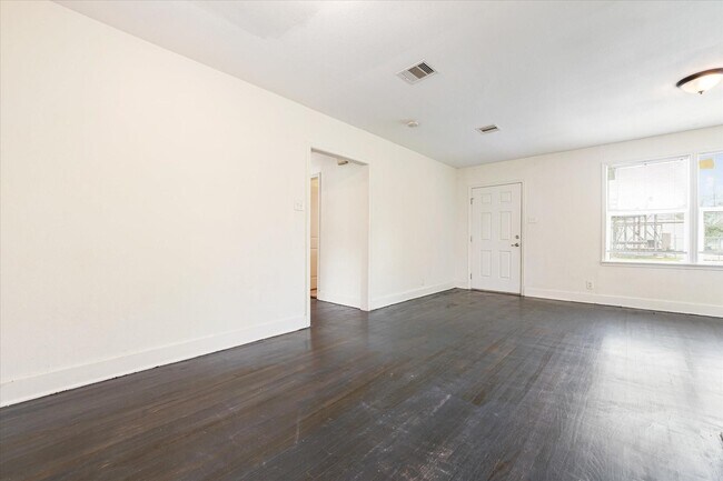 Building Photo - 1801 W Houston Dr