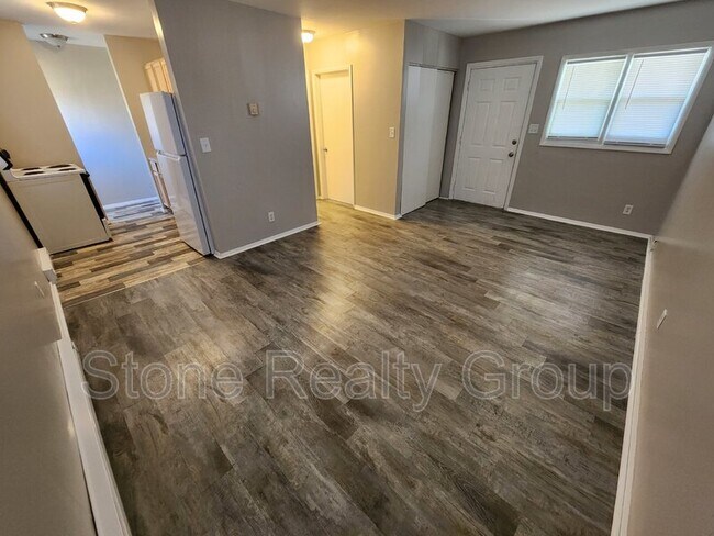 Building Photo - 5608 E Newcomer Ave
