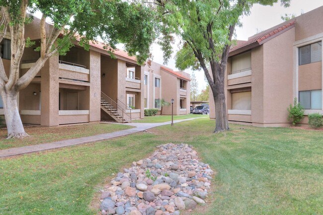 Building Photo - 2146 W Isabella Ave