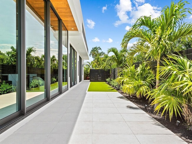 Building Photo - 2657 NE 34th St