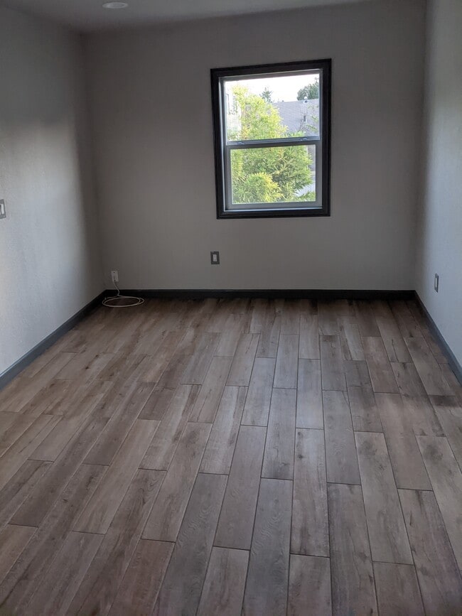 Building Photo - 481 Vaughn Ave