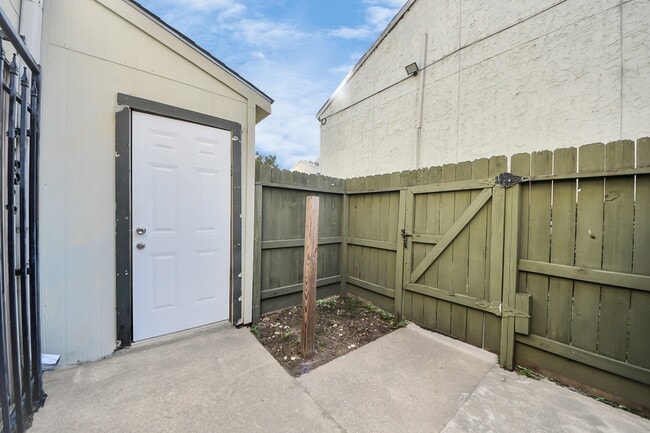 Building Photo - 12667 Windsor Village Dr