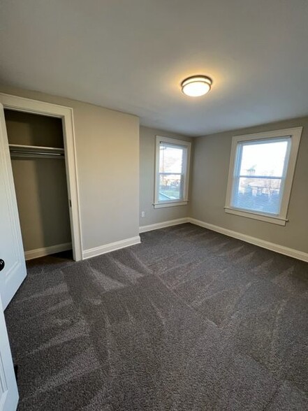 Building Photo - 1213 Oakwood Ave