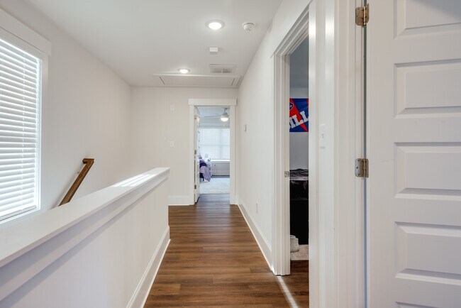 Building Photo - 372 Arch St