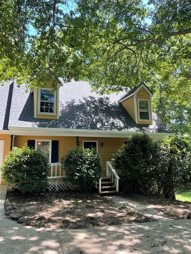 Building Photo - Westwood Hills! 3 BR 2 1/2 Bath home off M...