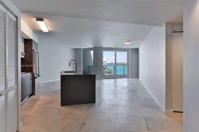 Building Photo - 9821 E Bay Harbor Dr