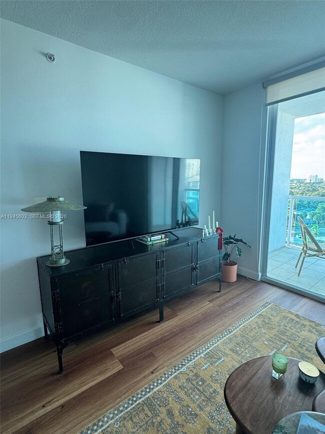 Building Photo - 1723 SW 2nd Ave