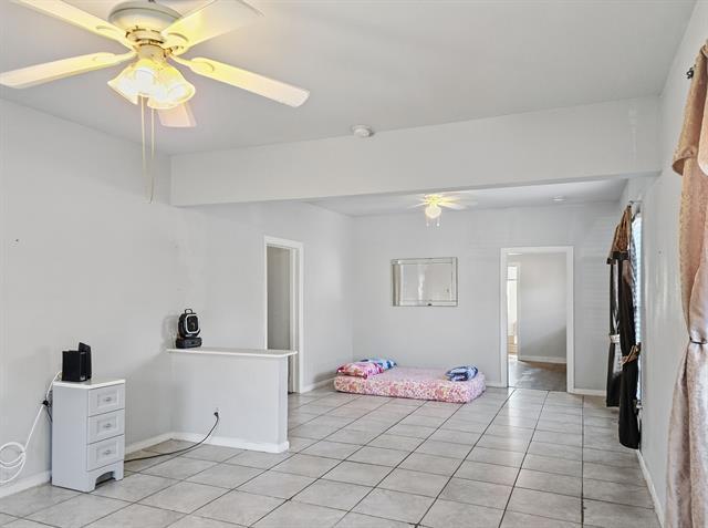 Building Photo - 823 S Beacon St