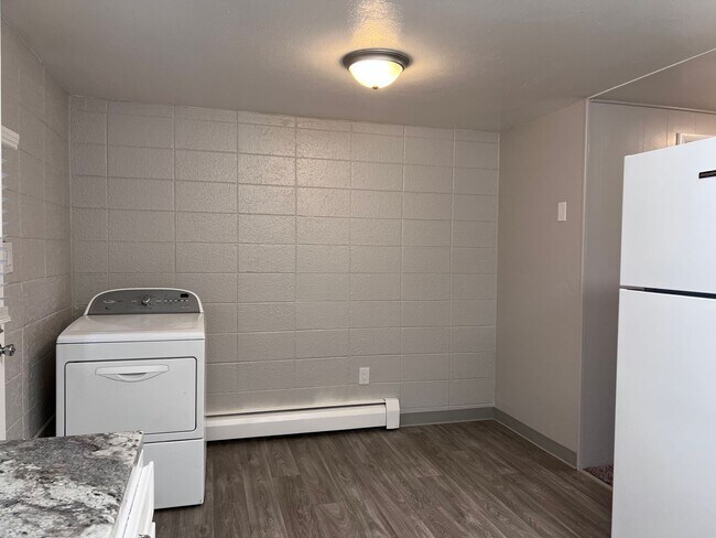 Building Photo - 2 bed/1.5 bath town home with covered parking