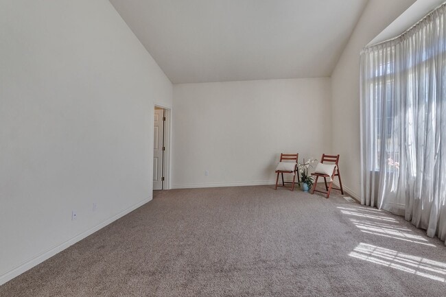 Building Photo - Must see! Spacious 3bd 2bath Ready for Imm...