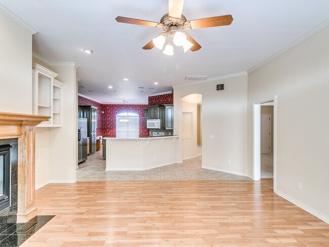 Building Photo - Beautiful Home With Lake View - 3 Bed + 2 Bath