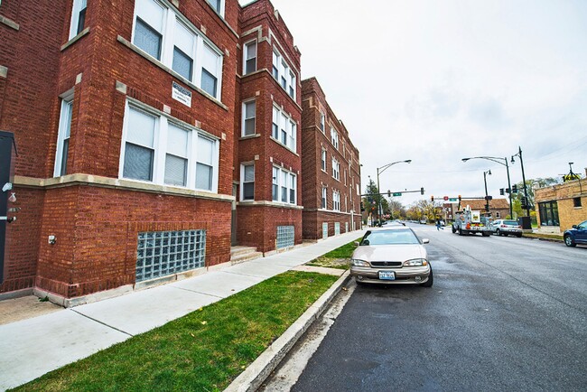 Building Photo - 7053 S St Lawrence