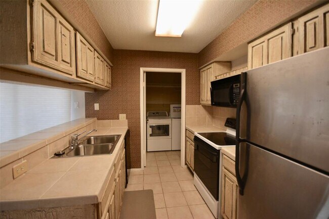 Kitchen - 8020 Braesmain Dr