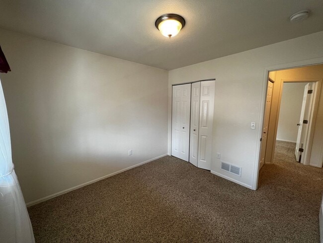 Building Photo - Charming 3 Bed, 2 Bath Home in Maple Hill