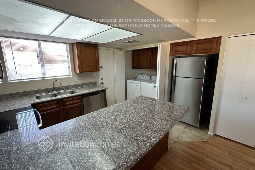 Building Photo - 1643 W Muriel Dr