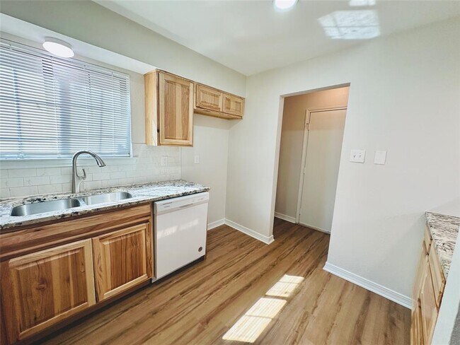 Building Photo - 1605 Somerset Dr