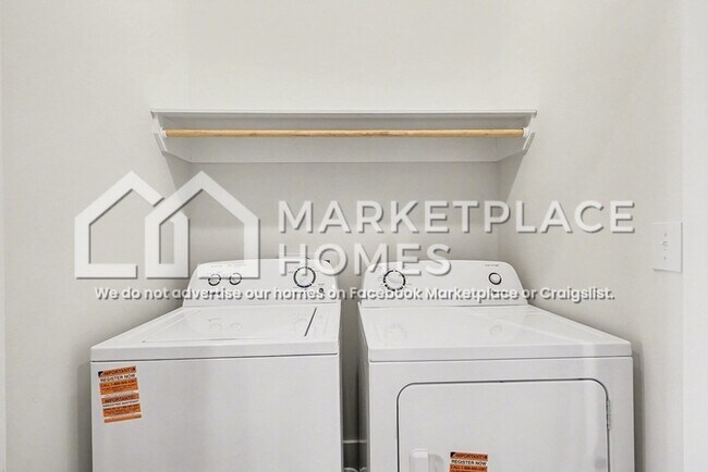 Building Photo - 1034 E Trinity Ln