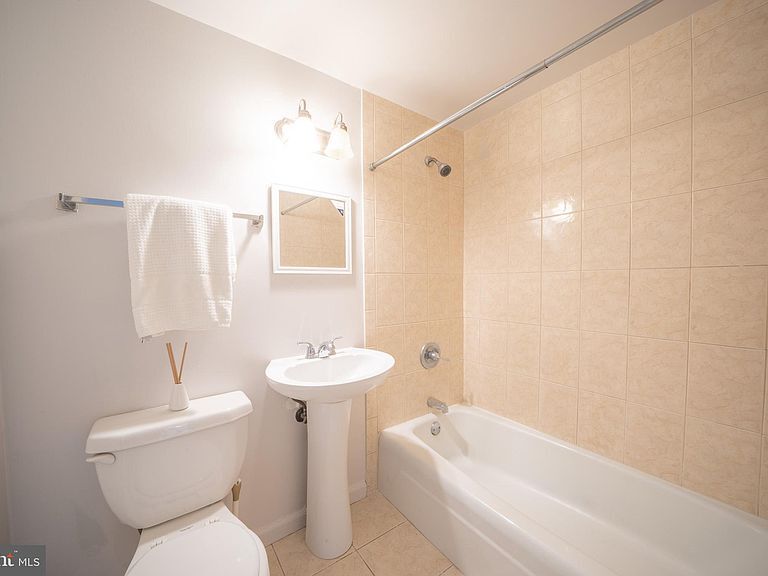 Bathroom - 4600 Duke St