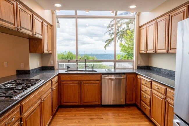 Building Photo - 3Bd/3Ba Bellevue House