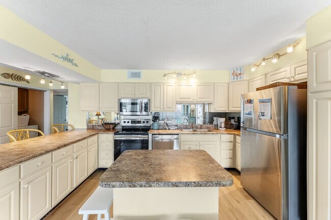 Building Photo - 8743 Thomas Dr