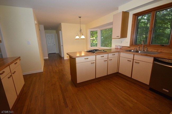 Building Photo - 5 Deer Run Dr