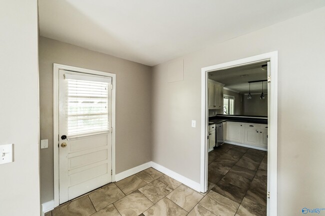 Building Photo - 2107 Edinburgh Dr SW